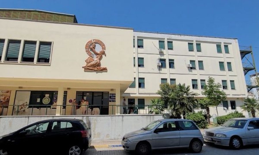 Foshnja humb jetën pak orë pas lindjes  nisin hetimet për mjekun në Durrës