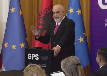“AKSHI institucion krenarie”/ Rama për Karçanaj: I vunë mbi supe vila dhe makina, ajo jeton me qira dhe s’ka patentë