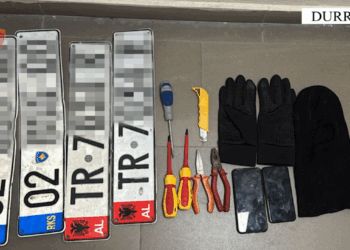 Vidhte targa automjetesh për t’ua shitur personave me precedent penal, në pranga 36-vjeçari në Durrës