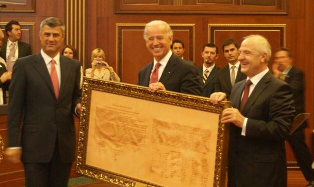 Hashim Thaçi, Joe Biden dhe Fatmir Sejdiu me deklaratën e Pavarësisë në Kuvendin e Kosovës