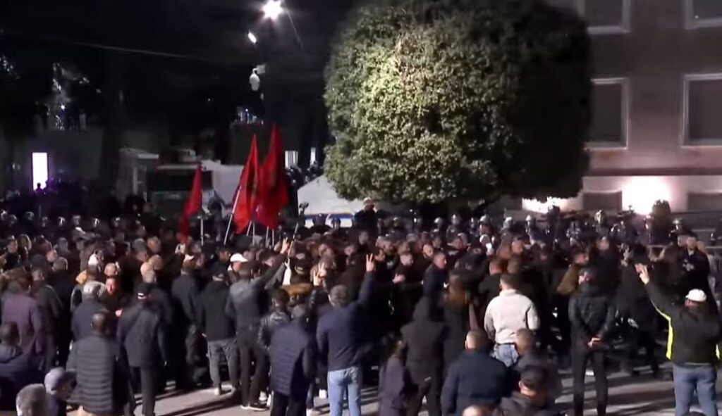 LIVE! Pa podium e pa fjalime, nis marshimi i opozitës nëpër Tiranë; 1500 policë në terren