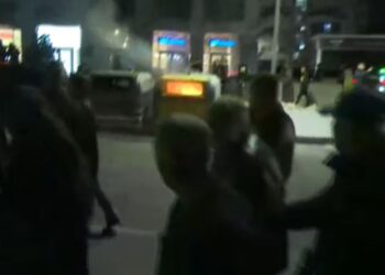 LIVE! Protestuesit e PD nisen në drejtim të Drejtorisë së Policisë Hidhen molotovë gjatë rrugës