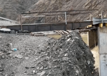 Prurjet e shumta të lumit Devoll shkaktojnë rrëshqitje dherash dhe dëmtimin e urës së Gjinikasit në Maliq