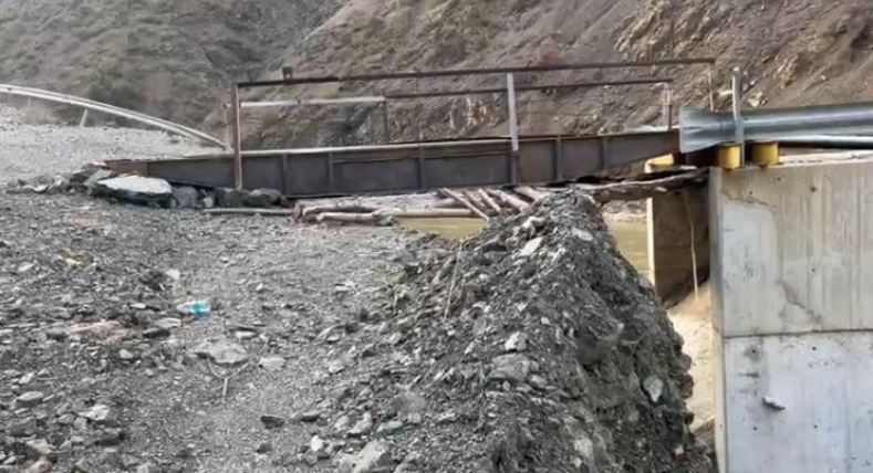 Prurjet e shumta të lumit Devoll shkaktojnë rrëshqitje dherash dhe dëmtimin e urës së Gjinikasit në Maliq