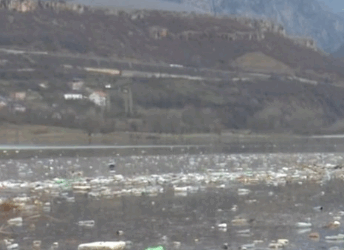Tonelata mbetjesh “pushtojnë” Liqenin e Kukësit pas reshjeve, ekspertët: Situatë alarmante, duhet ndërgjegjësim kolektiv