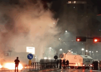 Protesta e PD-së/ Policia shoqëron dy protestues, u kapën me çanta me molotovë