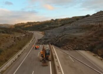 Rrëshqitje e frikshme dheu në Greqi, bllokohet autostrada, pamjet me dron tregojnë katastrofën