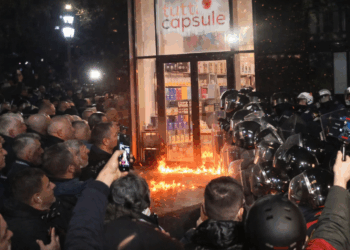 LIVE! Militantët e PD përplasen me policinë, sulmohet me molotov edhe një biznes privat