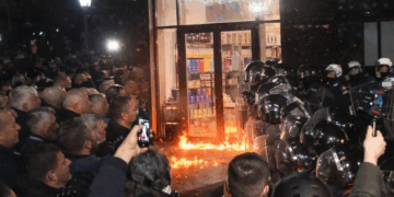 LIVE! Militantët e PD përplasen me policinë, sulmohet me molotov edhe një biznes privat