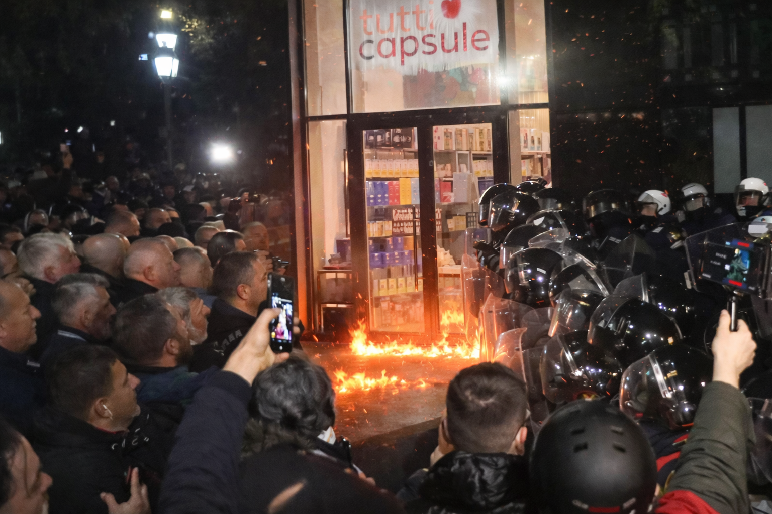 LIVE  Militantët e PD përplasen me policinë  sulmohet me molotov edhe një biznes privat