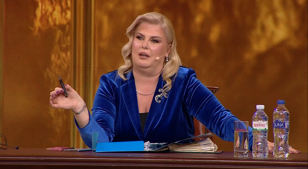  Mbajeni mend këtë emër   Eni Çobani  Nuk ka ndodhur ndonjëherë në këto 14 vjet  noterja 