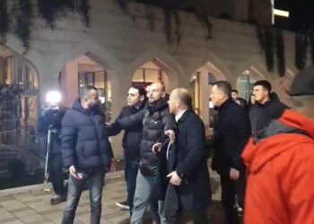 “Noka më kontrolloi për armë, Mziu më goditi me grusht në brinjë”, dëshmia në polici e qytetarit që u dhunua nga deputetët e PD-së