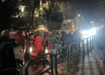 Protestuesit përplasen edhe me qytetarët, nuk i lënë të kalojnë, gjuajnë me grushte një makinë