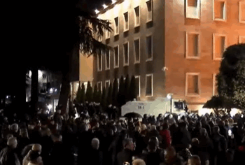 Policia shoqëron 13 protestues pas përplasjeve të dhunshme