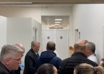 “Ka hematoma, goditje me urdhër politik”, Berisha viziton deputetin Nallbati në spitalin e Traumës