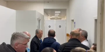 “Ka hematoma, goditje me urdhër politik”, Berisha viziton deputetin Nallbati në spitalin e Traumës