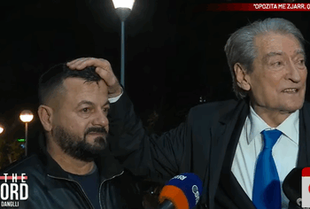Berisha me protestuesin: Iliri është goditur me snajper, ka marrë një plumb gome në ballë