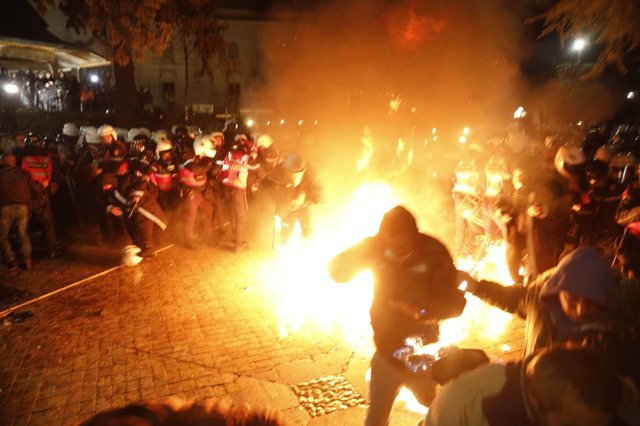 Nga makina e TV në flakë, te dhuna ndaj deputetit dhe policëve, gjithçka ndodhi në protestën e opozitës në foto