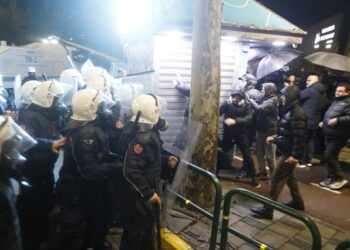 Nga makina e TV në flakë, te dhuna ndaj deputetit dhe policëve, gjithçka ndodhi në protestën e opozitës në foto