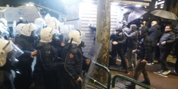 Nga makina e TV në flakë, te dhuna ndaj deputetit dhe policëve, gjithçka ndodhi në protestën e opozitës në foto