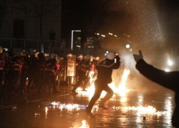 Nga makina e TV në flakë, te dhuna ndaj deputetit dhe policëve, gjithçka ndodhi në protestën e opozitës në foto