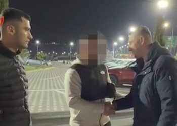 Policët jashtë shërbimit gjejnë dhe kthejnë çantën me 1000 euro, Proda i përgëzon