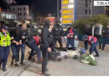 Merrnin makina me qira për të mos rënë në sy të policisë, skema si bëhej transporti i klandestinëve nga Gjirokastra në Muriqan