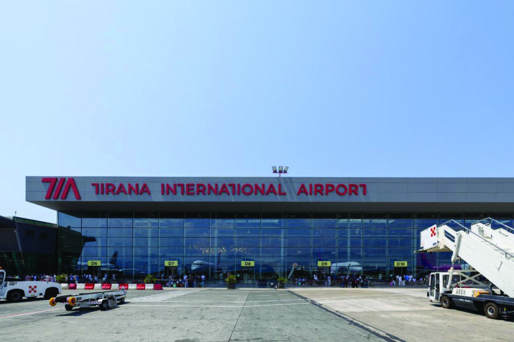 Tirana lë pas Beogradin  aeroporti  Nënë Tereza  me rekord pasagjerësh  300 mijë udhëtarë drejt SHBA ve çdo vit