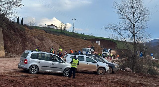 juglindja-mbetet-e-paralizuar-rruga-qe-lidh-librazhdin-me-prrenjasin-dhe-segmentin-qukes-qafe-plloce-ende-e-bllokuar