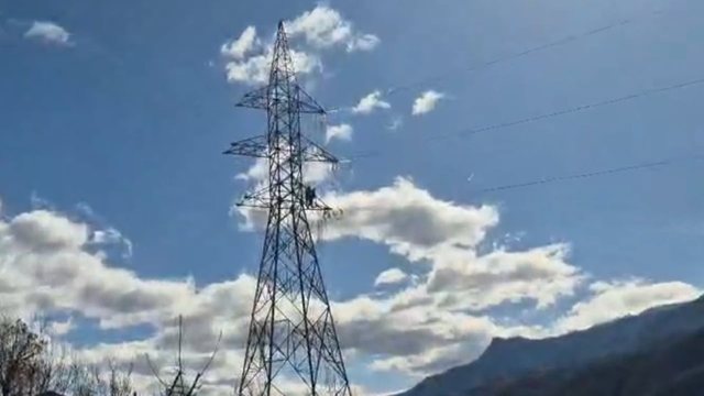 Dëmtimi i aksit Përrenjas Librazhd  Stakohet linja e tensionit të lartë  shtylla do të çmontohet pasi po rrëshqet