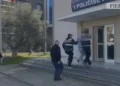 Qarkullonte i armatosur me armë zjarri/ Pranga 41-vjeçarit në Fier, arrestohet dhe pasagjeri për moskallëzim krimi