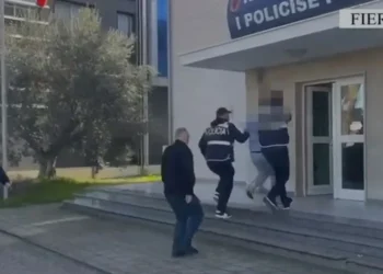 Qarkullonte i armatosur me armë zjarri/ Pranga 41-vjeçarit në Fier, arrestohet dhe pasagjeri për moskallëzim krimi