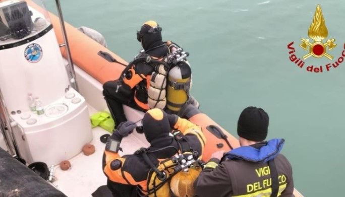 Dhunoi nënën e tij dhe më pas u hodh në det  gjendet i mbytur 20 vjeçari shqiptar  Si ndodhi ngjarja e rëndë në Itali