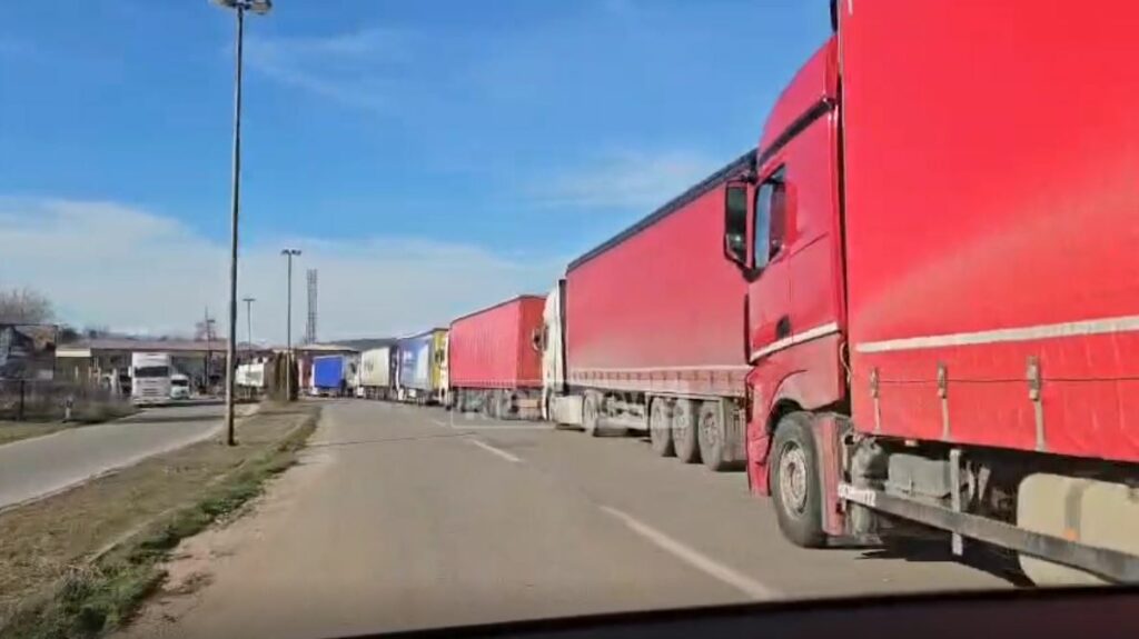 Bllokohet dogana e Bllatës  radhë mbi 4 km pas devijimit të trafikut nga Librazhdi