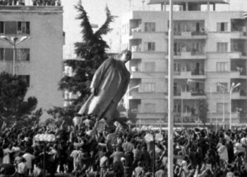 Sot, 35 vite nga rrëzimi i bustit të diktatorit Enver Hoxha
