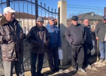 Prej javësh pa ujë të pijshëm, banorët e Maliqit në protestë: Ky që kemi na rrezikon fëmijët