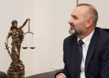 Manja paralajmëron drejtësinë: Vërini gishtin kokës! Do ndërhyjmë në sistem!
