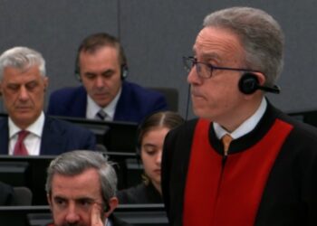 “Padrejtësi ligjore dhe historike”, avokati i Thaçit-gjykatësve: Këta burra duhet t’i prezumoni të pafajshëm, ua kërkon ligji!