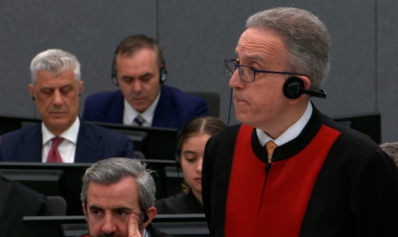 “Padrejtësi ligjore dhe historike”, avokati i Thaçit-gjykatësve: Këta burra duhet t’i prezumoni të pafajshëm, ua kërkon ligji!