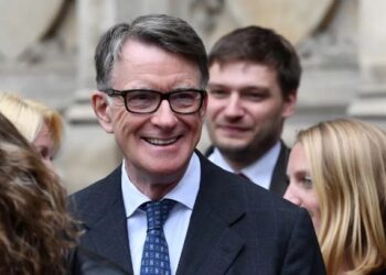 “Lidhje me Epstein”, lirohet me kusht ish-ambasadori britanik në SHBA