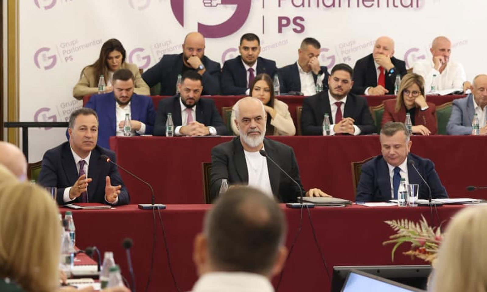 Rama mbledh sot deputetët e Tiranës në selinë e PS së  çfarë pritet të ndodhë