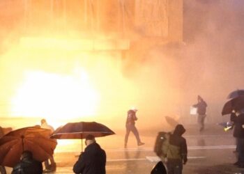 Kryen akte dhune gjatë protestës të opozitës, lirohen nga qelia 18 protestues