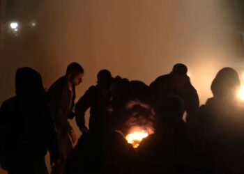 Protestuesit hedhin molotov edhe drejt medias, kameramani përfshihet nga flakët (VIDEO)