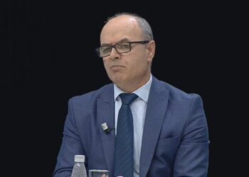 “Kërkonte viktima”, Petro Koçi akuzon Sali Berishën për dhunën në protestë: Është demaskuar qëllimi i tij