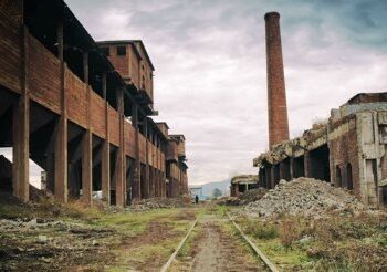 Rregulla të reja për privatizimet/ Trojet e lira u kalojnë ish-pronarëve, shiten edhe objektet me qira “1 Euro”