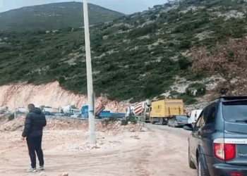 Bllokohet përkohësisht aksi Tuneli i Llogarasë – Dhërmi, shpërthimi me dinamit mbush rrugën me inerte