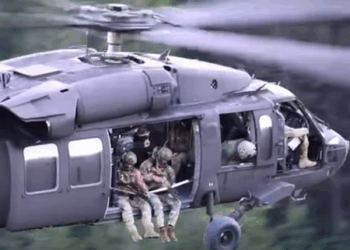 Rama publikon pamjet spektakolare të helikopterëve Black Hawk në aksion