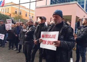 Banorët e Rrjollit protestë para SPAK për resortin: Nëse s’merren masa për 3 ditë, do të…