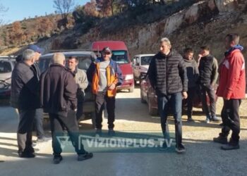 Banorët protestojnë për rrugën në Poliçan, dhjetëra familje kërkojnë ndërhyrjen e bashkisë