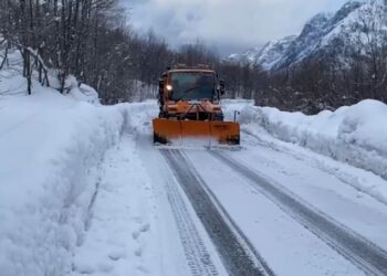 Rikthehen reshjet e borës në zonat malore, apel qytetarëve: Lëvizni me goma dimërore
